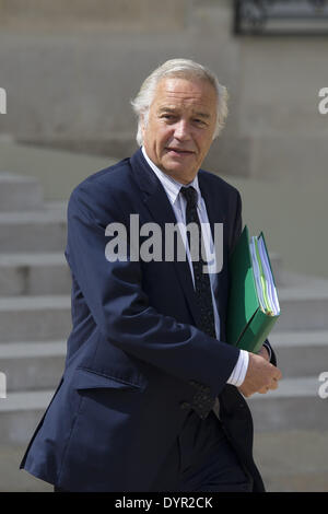 Parigi, FRA. 23 apr 2014. Il ministro degli Affari sociali e occupazione François Rebsamen lascia l'Elysee Palace il 23 aprile 2014, a Parigi, dopo il settimanale riunione del gabinetto. (Foto/Zacharie Scheurer) © Zacharie Scheurer/NurPhoto/ZUMAPRESS.com/Alamy Live News Foto Stock