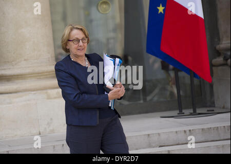 Parigi, FRA. 23 apr 2014. Il francese la riforma dello stato ministro Marylise Lebranchu lascia l'Elysee Palace il 23 aprile 2014, a Parigi, dopo il settimanale riunione del gabinetto. (Foto/Zacharie Scheurer) © Zacharie Scheurer/NurPhoto/ZUMAPRESS.com/Alamy Live News Foto Stock