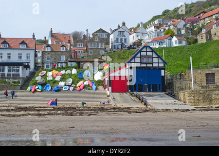 Runswick Bay nei pressi di Whitby tradizionale di un piccolo villaggio di pescatori con le vecchie case di pescatori. Foto Stock