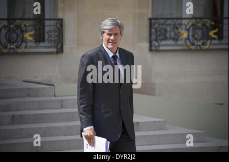 Parigi, FRA. 23 apr 2014. Il Ministro dell'Agricoltura francese, e portavoce del governo Stephane Le Foll lascia l'Elysee Palace il 23 aprile 2014, a Parigi, dopo il settimanale riunione del gabinetto. (Foto/Zacharie Scheurer) © Zacharie Scheurer/NurPhoto/ZUMAPRESS.com/Alamy Live News Foto Stock