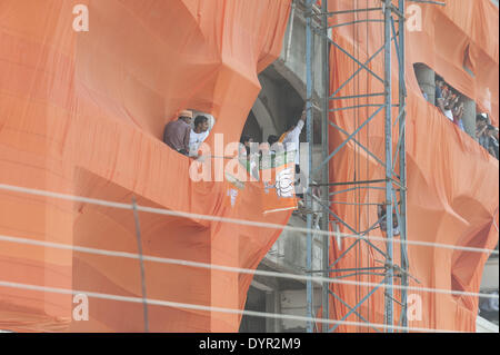 Varanasi, Uttar Pradesh, India. 24 apr 2014. Varanasi, Uttar Pradesh, India. 24 Aprile, 2014. Modi appassionati utilizzano ogni vantage point come essi attendere NARENDRA modi per visitare l'Uttar Pradesh città file di sua nomina di carte per il Lok Sabha elezioni. Credito: Lee Thomas/ZUMA filo/ZUMAPRESS.com/Alamy Live News Foto Stock