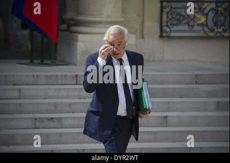 Parigi, FRA. 23 apr 2014. Il ministro degli Affari sociali e occupazione François Rebsamen lascia l'Elysee Palace il 23 aprile 2014, a Parigi, dopo il settimanale riunione del gabinetto. (Foto/Zacharie Scheurer) © Zacharie Scheurer/NurPhoto/ZUMAPRESS.com/Alamy Live News Foto Stock