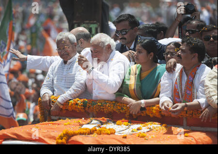 Varanasi, Uttar Pradesh, India. 24 apr 2014. Varanasi, Uttar Pradesh, India. 24 Aprile, 2014. Narendra modi si sente il calore del sole indiano come fa il suo modo attraverso le strade di Varanasi a file sua nomina di carte per il Lok Sabha elezioni. Credito: Lee Thomas/ZUMA filo/ZUMAPRESS.com/Alamy Live News Foto Stock