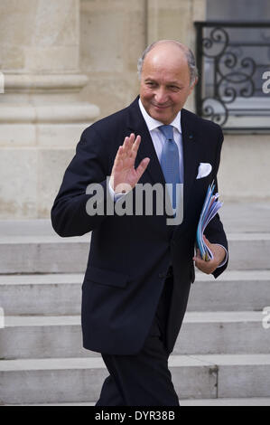 Parigi, FRA. 23 apr 2014. Francese per gli affari esteri Ministro Laurent Fabius lascia l'Elysee Palace il 23 aprile 2014, a Parigi, dopo il settimanale riunione del gabinetto. (Foto/Zacharie Scheurer) © Zacharie Scheurer/NurPhoto/ZUMAPRESS.com/Alamy Live News Foto Stock