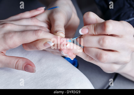 Il processo di creazione di un salone di manicure spa closeup shot Foto Stock