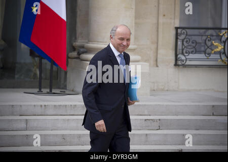 Parigi, FRA. 23 apr 2014. Francese per gli affari esteri Ministro Laurent Fabius lascia l'Elysee Palace il 23 aprile 2014, a Parigi, dopo il settimanale riunione del gabinetto. (Foto/Zacharie Scheurer) © Zacharie Scheurer/NurPhoto/ZUMAPRESS.com/Alamy Live News Foto Stock