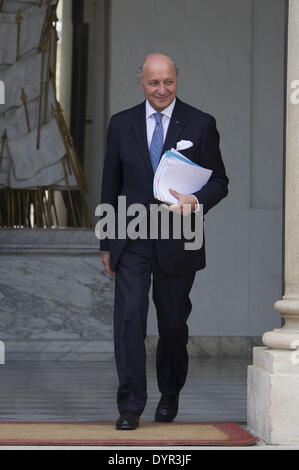 Parigi, FRA. 23 apr 2014. Francese per gli affari esteri Ministro Laurent Fabius lascia l'Elysee Palace il 23 aprile 2014, a Parigi, dopo il settimanale riunione del gabinetto. (Foto/Zacharie Scheurer) © Zacharie Scheurer/NurPhoto/ZUMAPRESS.com/Alamy Live News Foto Stock