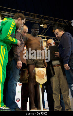 Aprile 24, 2014 - Moscow, Russia - Una contender per il titolo di campione del mondo WBA cruiserweight champion Guillermo Jones durante la gazzetta la procedura di pesatura. (Credito Immagine: © Anna Sergeeva/ZUMAPRESS.com) Foto Stock