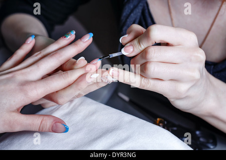 Il processo di creazione di un salone di manicure spa closeup shot Foto Stock