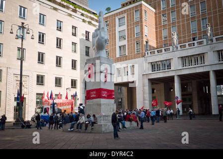 Milano, Lombardia, Italia. 23 apr 2014. Il dito medio di scultura di Maurizio Cattelan coperte di Tsipras bandiera rossa durante la presentazione dell'Italia Elenco Tsipras in Piazza Affari (Borsa di Milano), il 23 aprile 2014. © Adamo di Loreto/NurPhoto/ZUMAPRESS.com/Alamy Live News Foto Stock