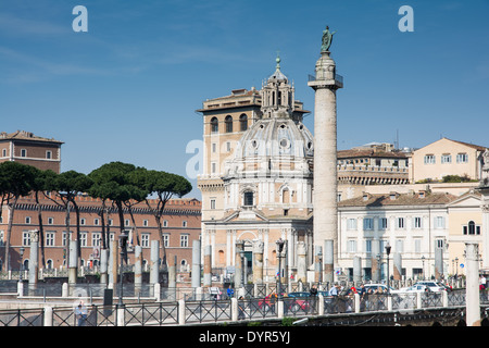 Roma,Italia - Fori Imperiali - Colonna di Traiano e la SS. Nome di Maria la Chiesa collaboratore di dettagli: Foto Stock