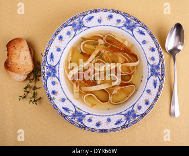 Pancake zuppa in lastra blu con pane, vista dall'alto Foto Stock