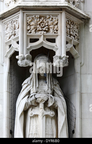 Dettaglio della statua sopra l'ingresso del Middlesex Guildhall edificio, sede della Corte Suprema e del Privy Council, Westminster, Londra, Inghilterra Foto Stock