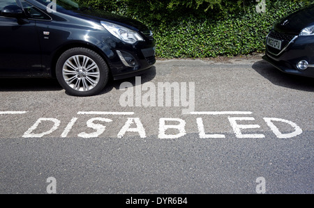 Auto parcheggiata in un parcheggio disabili bay Foto Stock