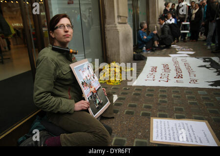 Londra, Regno Unito. Il 24 aprile 2014. Persone visto su Oxford street durante la dimostrazione. Credito: David mbiyu/Alamy Live News Foto Stock