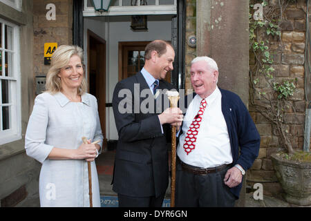 Coleford, Gloucestershire, UK. 24 apr 2014. HRH Prince Edward e la Contessa di Wessex pongono con la Foresta di Dean popolani Presidente Associazione Henry Mills. Il principe tiene una personale di pastori a lui presentati dai popolani che hanno il diritto antico a pascolare le pecore sulla terra comune nella foresta. Credito: David Broadbent/Alamy Live News Foto Stock