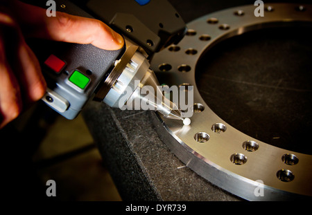 Dettaglio della punta di uno scanner laser 3d braccio meccanico. Profondità di campo, messa a fuoco sulla punta. Foto Stock