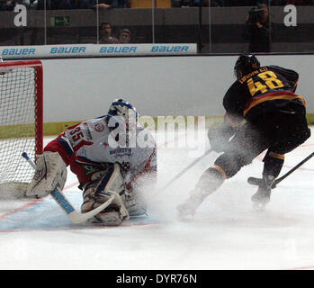 Monaco di Baviera, Germania. 24 apr 2014. Da sinistra Andrej Wasilevski/Russia, Frank HOERDLER/Germania.Hockey Euro Challenge, Germania vs Russia, 24 aprile 2014, Olympia pista di pattinaggio su ghiaccio, Monaco di Baviera, come preparazione per i campionati mondiali di hockey su ghiaccio è giocato questa sfida.contro le squadre di Russia, Francia e Finlandia. © Wolfgang Fehrmann/Wolfgang Fehrmann/ZUMAPRESS.com/Alamy Live News Foto Stock