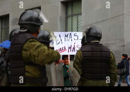 Un insegnante in pensione tiene un anti governo firmare durante una marcia di protesta esigente aumentato i pagamenti pensionistici, La Paz, Bolivia Foto Stock