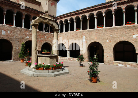 Il chiostro in Santo Stefano convento, Bologna Foto Stock