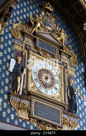 La splendida e storica, xiv secolo "L'Horloge" sull'Ile de la Cité, è stato il primo orologio pubblico a Parigi. Recentemente restaurato nel 2012. La Francia. Foto Stock