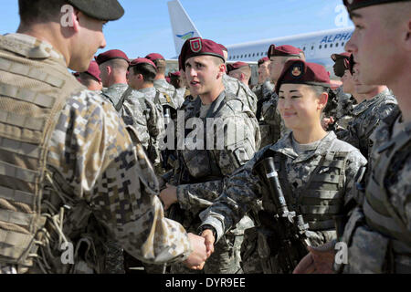 US Army paracadutisti con il 173rd Airborne Brigade Combat Team incontrare le loro controparti lettoni dopo arriva Aprile 24, 2014 in Riga, Lettonia. I soldati sono stati distribuiti per la Polonia e i paesi baltici come le tensioni con la Russia si elevano al di sopra dell'Ucraina. Foto Stock