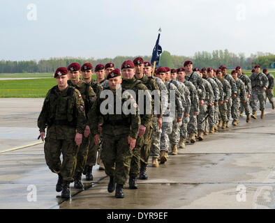 US Army paracadutisti con il 173rd Airborne Brigade combattere la squadra arriverà marzo a fianco l'esercito polacco 6 Brigata Aerea all'arrivo Aprile 23, 2014 in Swidwin, Polonia. I soldati sono stati distribuiti per la Polonia e i paesi baltici come le tensioni con la Russia si elevano al di sopra dell'Ucraina. Foto Stock