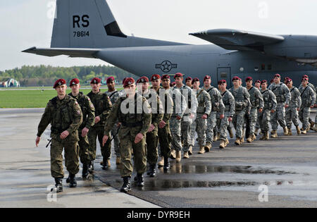 US Army paracadutisti con il 173rd Airborne Brigade combattere la squadra arriverà marzo a fianco l'esercito polacco 6 Brigata Aerea all'arrivo Aprile 23, 2014 in Swidwin, Polonia. I soldati sono stati distribuiti per la Polonia e i paesi baltici come le tensioni con la Russia si elevano al di sopra dell'Ucraina. Foto Stock