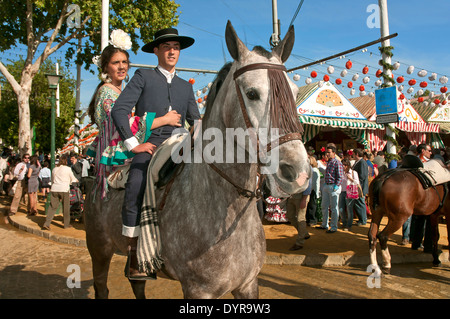 Fiera di Aprile, coppia giovane a cavallo, Siviglia, regione dell'Andalusia, Spagna, Europa Foto Stock