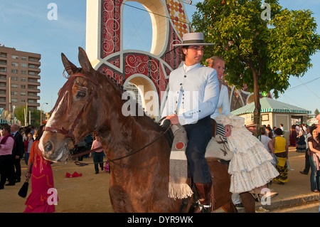 Fiera di Aprile, coppia giovane a cavallo, Siviglia, regione dell'Andalusia, Spagna, Europa Foto Stock