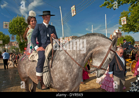 Fiera di Aprile, coppia giovane a cavallo, Siviglia, regione dell'Andalusia, Spagna, Europa Foto Stock