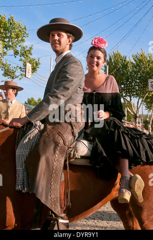 Fiera di Aprile, coppia giovane a cavallo, Siviglia, regione dell'Andalusia, Spagna, Europa Foto Stock