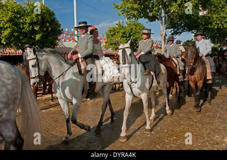 Fiera di Aprile, piloti cavalcare con i tradizionali costumi di flamenco, Siviglia. Regione dell'Andalusia, Spagna, Europa Foto Stock