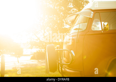 Un vecchio VW camper van fotografato in prima serata Foto Stock