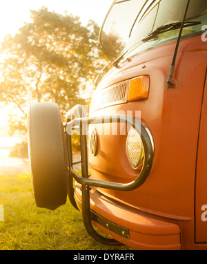 Un vecchio VW camper van fotografato in prima serata Foto Stock