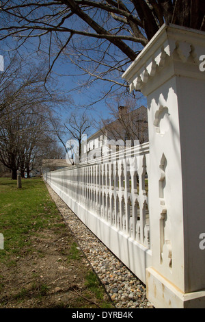 Bianco di recinzione di cantiere con erba e alberi Foto Stock