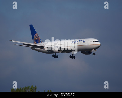 N649UA United Airlines Boeing 767-322(ER)l'atterraggio all'aeroporto di Schiphol (AMS - EHAM), Paesi Bassi, pic1 Foto Stock