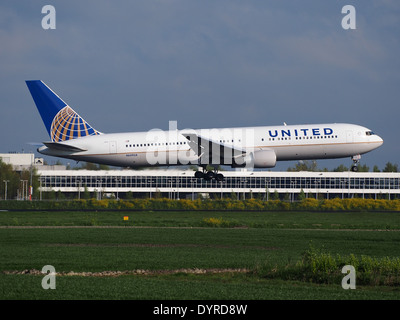 N649UA United Airlines Boeing 767-322(ER)l'atterraggio all'aeroporto di Schiphol (AMS - EHAM), Paesi Bassi, pic4 Foto Stock