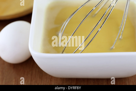 Battitore di uova in una cucina con gli ingredienti della cucina Foto Stock