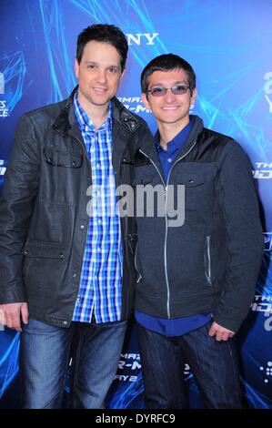 New York, NY, STATI UNITI D'AMERICA. 24 apr 2014. Ralph Macchio, figlio Daniel Macchio presso gli arrivi per la sorprendente di SPIDER-MAN 2, Ziegfeld Theatre di New York, NY Aprile 24, 2014. Credito: Gregorio T. Binuya/Everett raccolta/Alamy Live News Foto Stock