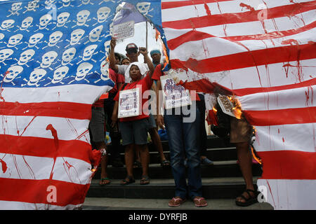 Manila, Filippine. Xxv Aprile, 2014. Gli attivisti bruciare la simulazione di una bandiera americana durante una manifestazione di protesta a Manila nelle Filippine il 25 aprile 2014. I manifestanti denunciano la prossima visita di Stato degli Stati Uniti Il presidente Barack Obama a testimoniare la firma dell'accordo sul rafforzamento della cooperazione per la difesa che porterebbe il retro basi militari statunitensi nel paese. Credito: Rouelle Umali/Xinhua/Alamy Live News Foto Stock