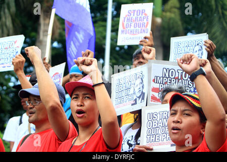 Manila, Filippine. Xxv Aprile, 2014. Gli attivisti tenere cartelli contro gli Stati Uniti durante una manifestazione di protesta a Manila nelle Filippine il 25 aprile 2014. I manifestanti denunciano la prossima visita di Stato degli Stati Uniti Il presidente Barack Obama a testimoniare la firma dell'accordo sul rafforzamento della cooperazione per la difesa che porterebbe il retro basi militari statunitensi nel paese. Credito: Rouelle Umali/Xinhua/Alamy Live News Foto Stock