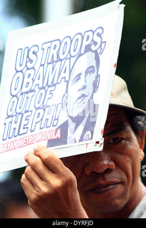 Manila, Filippine. Xxv Aprile, 2014. Un attivista detiene una targhetta contro gli Stati Uniti durante una manifestazione di protesta a Manila nelle Filippine il 25 aprile 2014. I manifestanti denunciano la prossima visita di Stato degli Stati Uniti Il presidente Barack Obama a testimoniare la firma dell'accordo sul rafforzamento della cooperazione per la difesa che porterebbe il retro basi militari statunitensi nel paese. Credito: Rouelle Umali/Xinhua/Alamy Live News Foto Stock