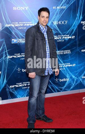 New York, NY, STATI UNITI D'AMERICA. 24 apr 2014. Ralph Macchio presso gli arrivi per la sorprendente di SPIDER-MAN 2, Ziegfeld Theatre di New York, NY Aprile 24, 2014. Credito: Andres Otero/Everett raccolta/Alamy Live News Foto Stock