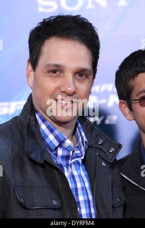 New York, NY, STATI UNITI D'AMERICA. 24 apr 2014. Ralph Macchio presso gli arrivi per la sorprendente di SPIDER-MAN 2, Ziegfeld Theatre di New York, NY Aprile 24, 2014. Credito: Andres Otero/Everett raccolta/Alamy Live News Foto Stock