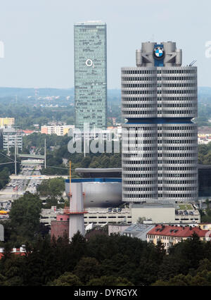 La sede della BMW e l'O2 Tower a Monaco di Baviera, 2011 Foto Stock