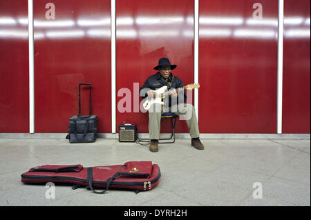 Musicista in direzione della Ostbahnhof mezzanino, 2011 Foto Stock