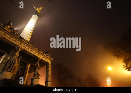 Nebbia all'Angelo della Pace a Monaco di Baviera, 2011 Foto Stock
