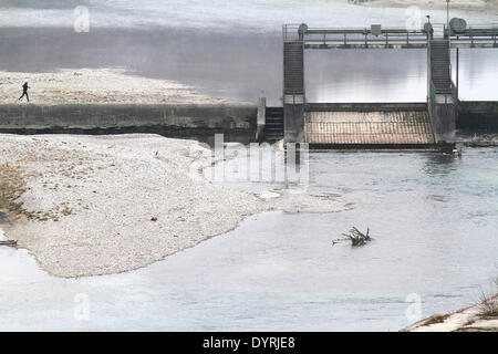 Acqua bassa sull'Isar a Monaco di Baviera, 2011 Foto Stock