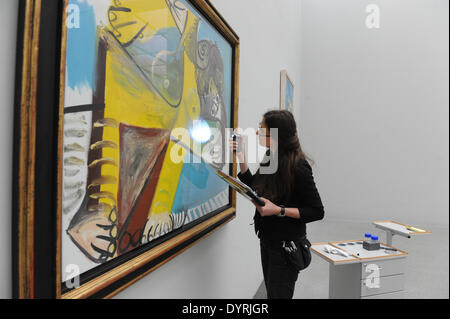 Preparazione della mostra "Donne" nella Pinakothek der Moderne di Monaco di Baviera, 2012 Foto Stock